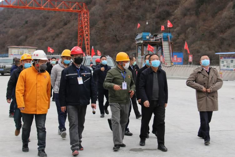 四川省副省長、黨組成員楊洪波在九綿高速LJ9項目調(diào)研疫情防控和復(fù)工復(fù)產(chǎn)情況