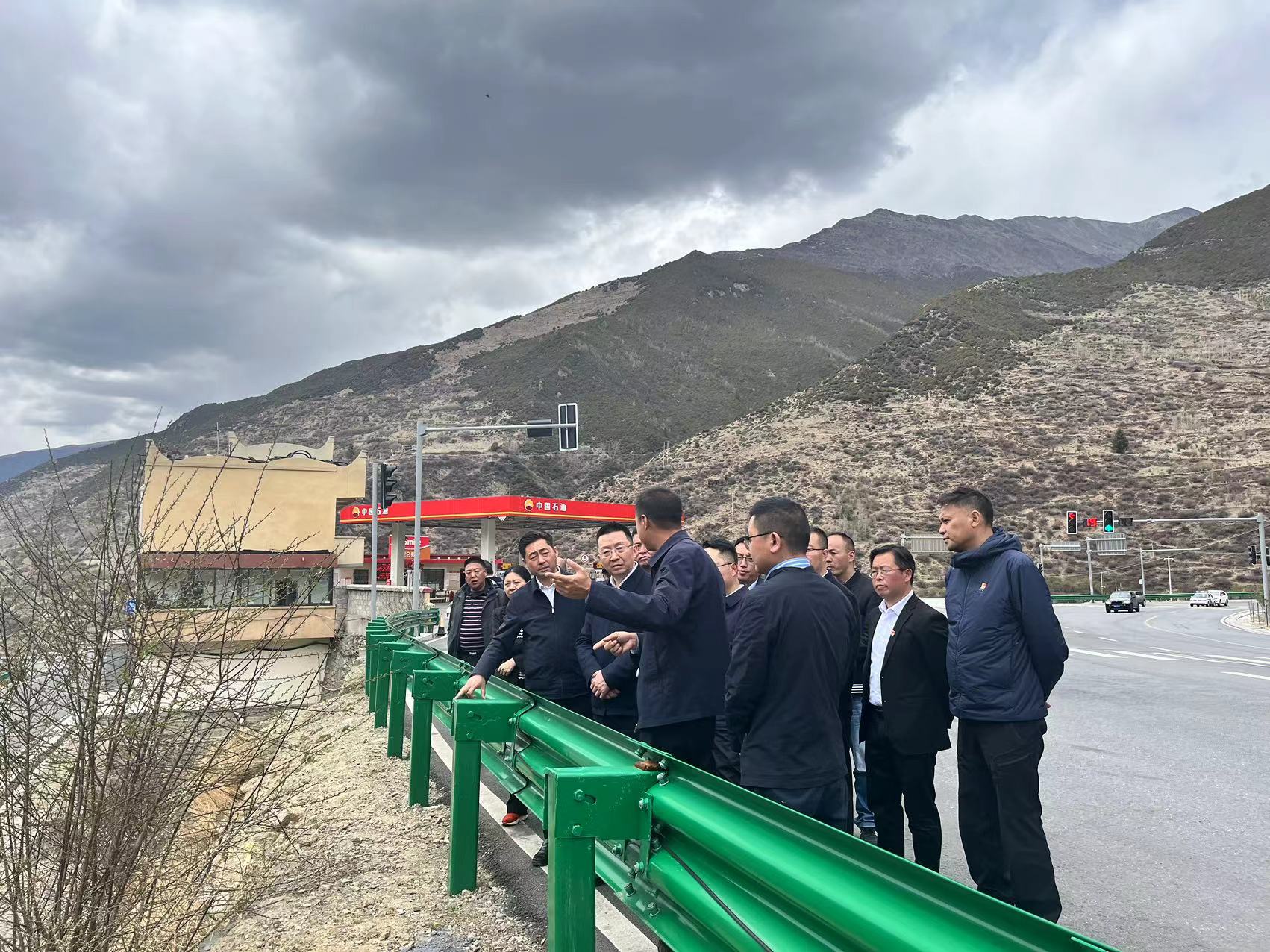 阿壩州委常委、州紀(jì)委書記、監(jiān)委主任袁震到都四山地軌道交通項(xiàng)目DSZH標(biāo)檢查指導(dǎo)工作