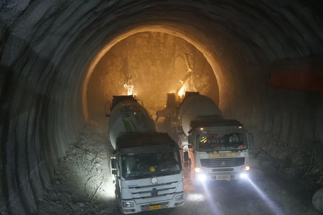 首次！寧攀高速ZCB1-7分部寧會隧道使用濕噴車雙機(jī)作業(yè)