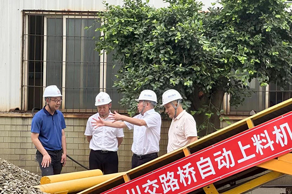 川交公司黨委書記、董事長(zhǎng)杜江林到S11線拌合站自動(dòng)上料系統(tǒng)疲勞實(shí)驗(yàn)現(xiàn)場(chǎng)指導(dǎo)工作